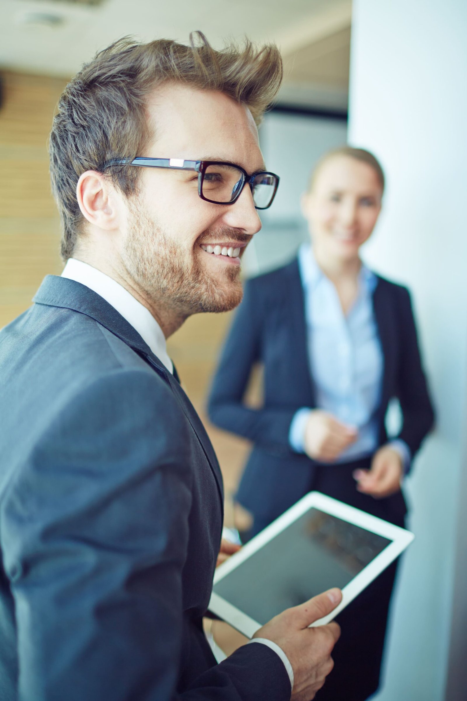 sorrindo jovem empregado prestar atencao 1 scaled 1